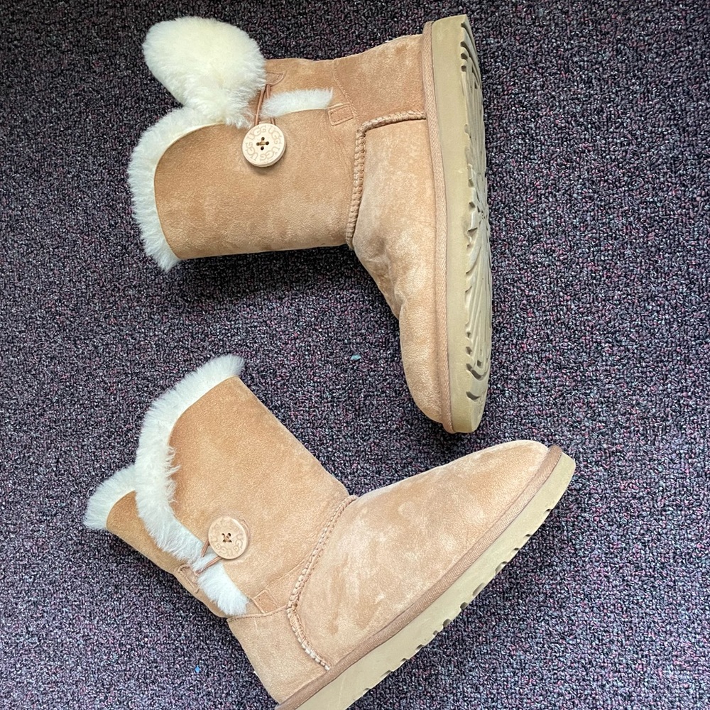 Womens UGG Bailey Button Boots, size 9w